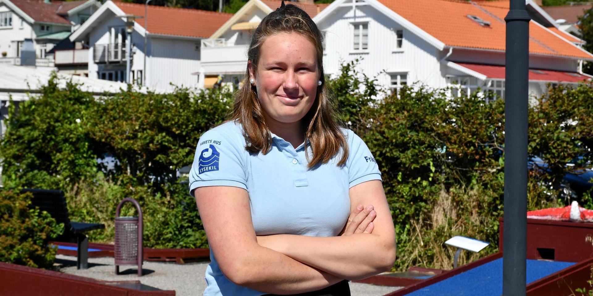 Ella Norén  jobbar på bangolfen intill Havets hus i Lysekil.