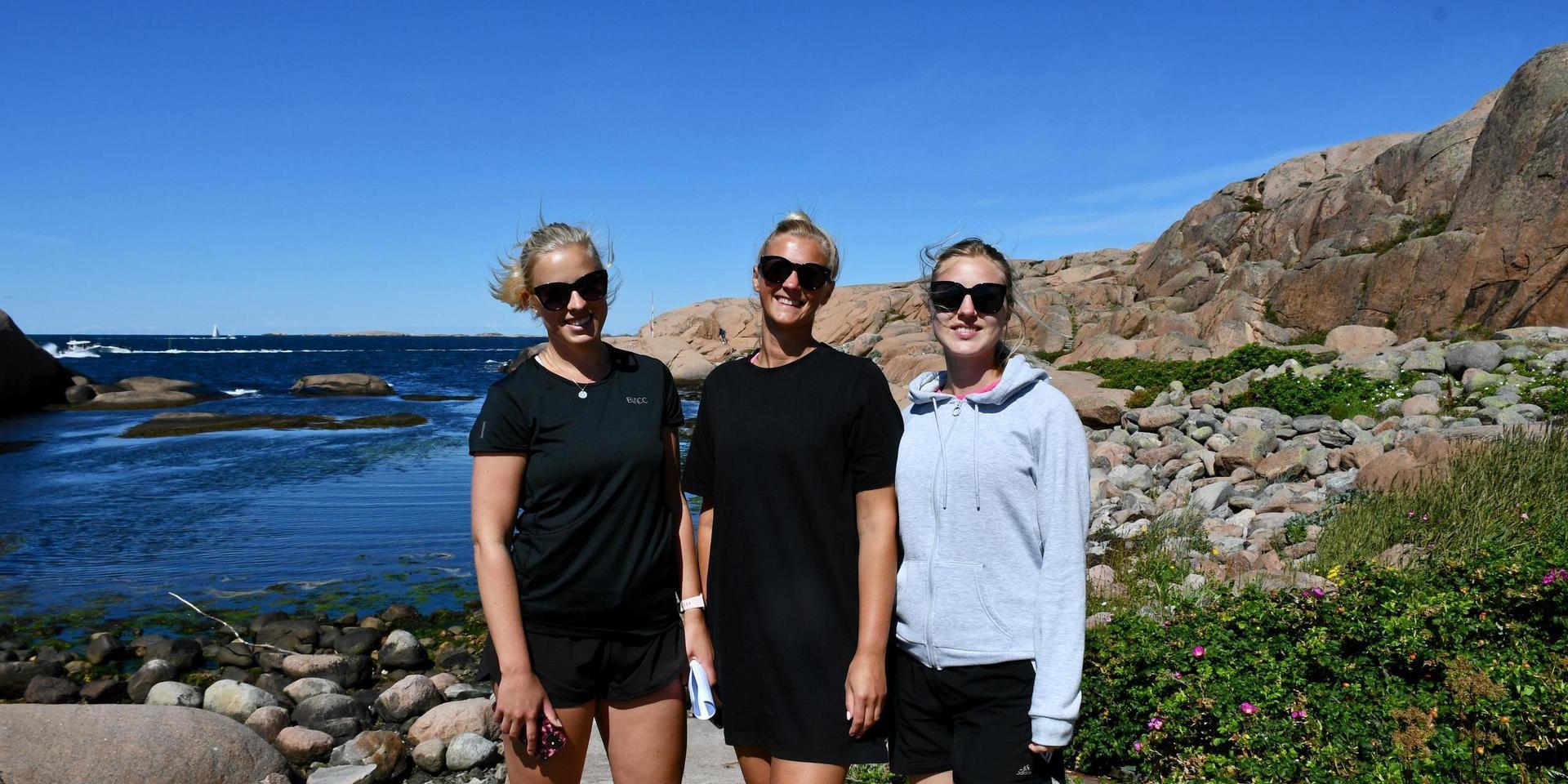 Amanda Ekström, Louise Freby och Camilla Alminer från Stockholm promenerar i naturreservatet Stångehuvud.