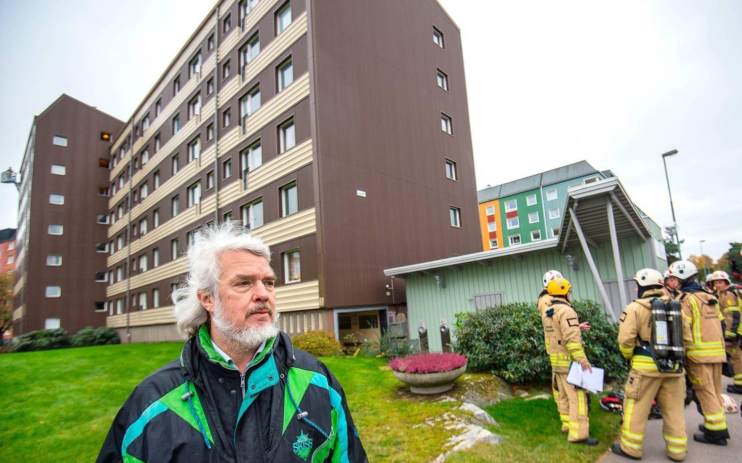 Att det brinner för tredje gången på en vecka i samma lägenhet gör Dan Andersson som bor i huset förbannad. Bild: Stefan Bennhage