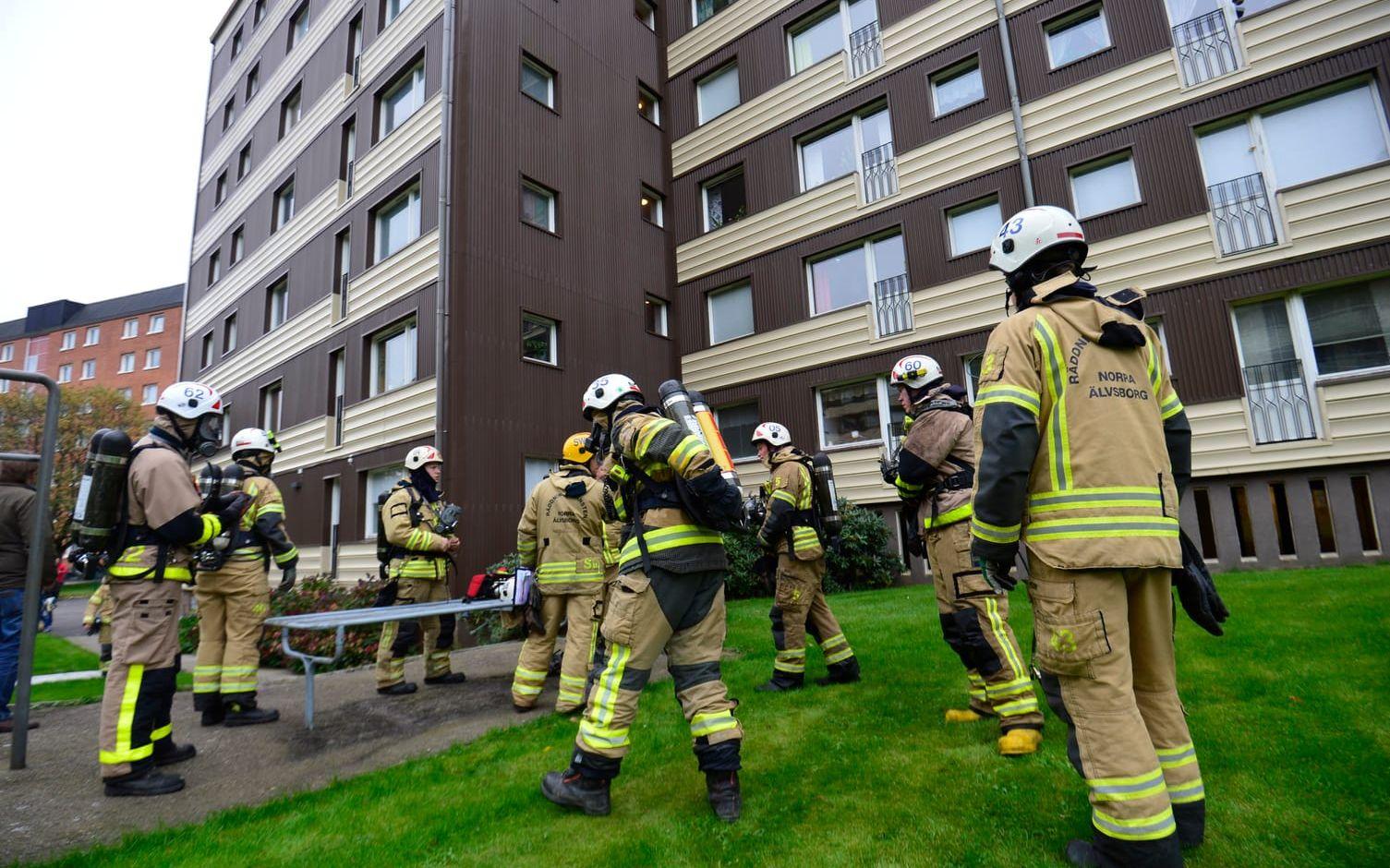 Räddningstjänstens styrkor är på plats efter ett larm om en brand i ett flerfamiljshus på Drottninggatan. Bild: Stefan Bennhage