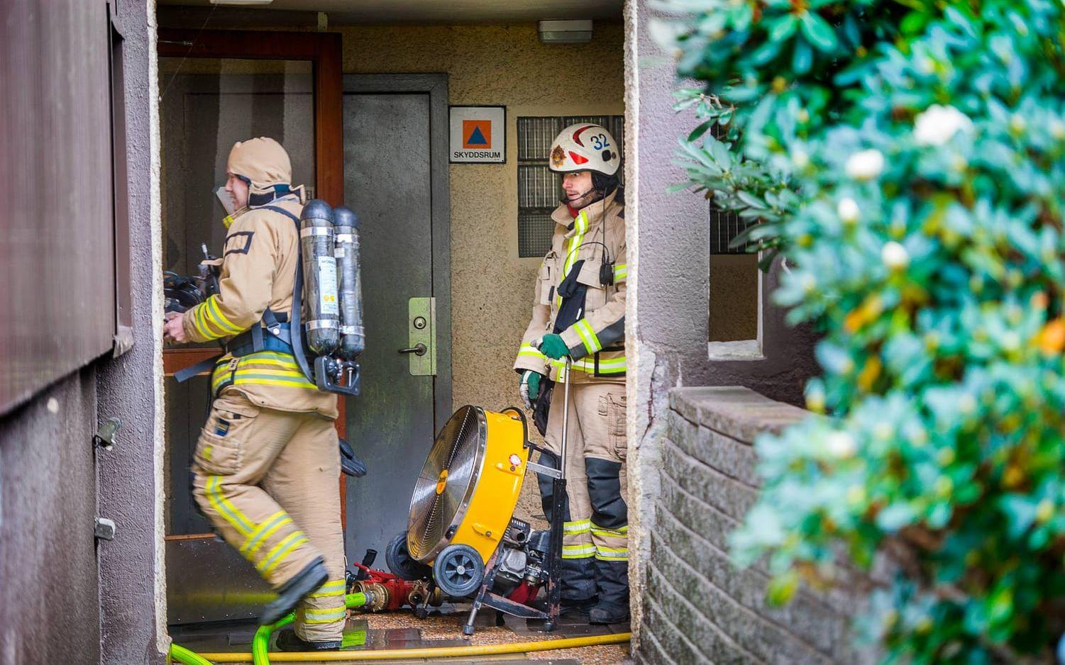 . Brandkårens rökdykare genomsökte lägenheten men hittade ingen person i den. Bild: Stefan Bennhage
