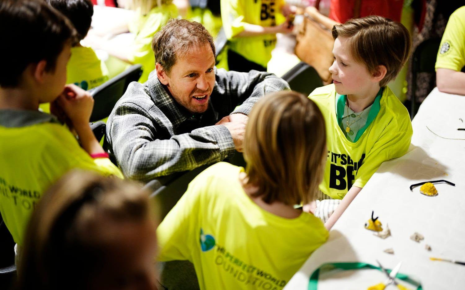 Sebastian Vettel under ett besök på Lilla Samskolan i Göteborg på tisdagen.
