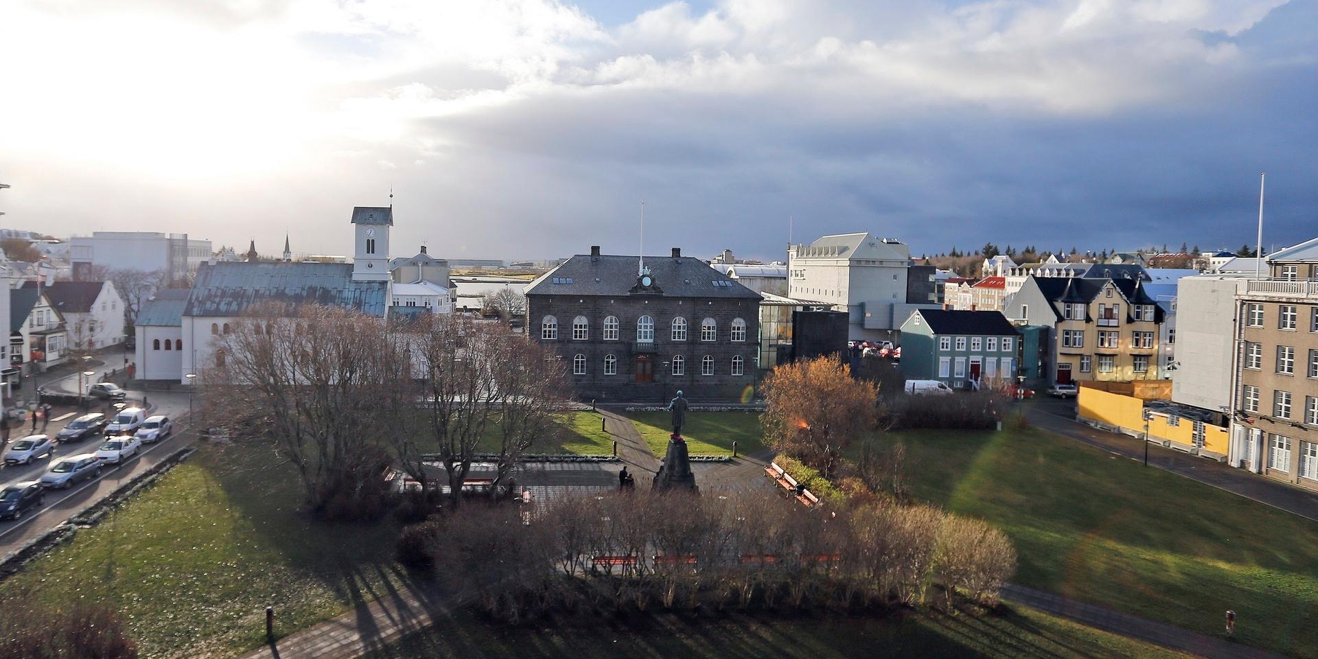 Det isländska alltinget har 63 mandat. Det ligger i den mörka byggnaden i mitten av denna bild, i Reykjavik. Arkivbild.