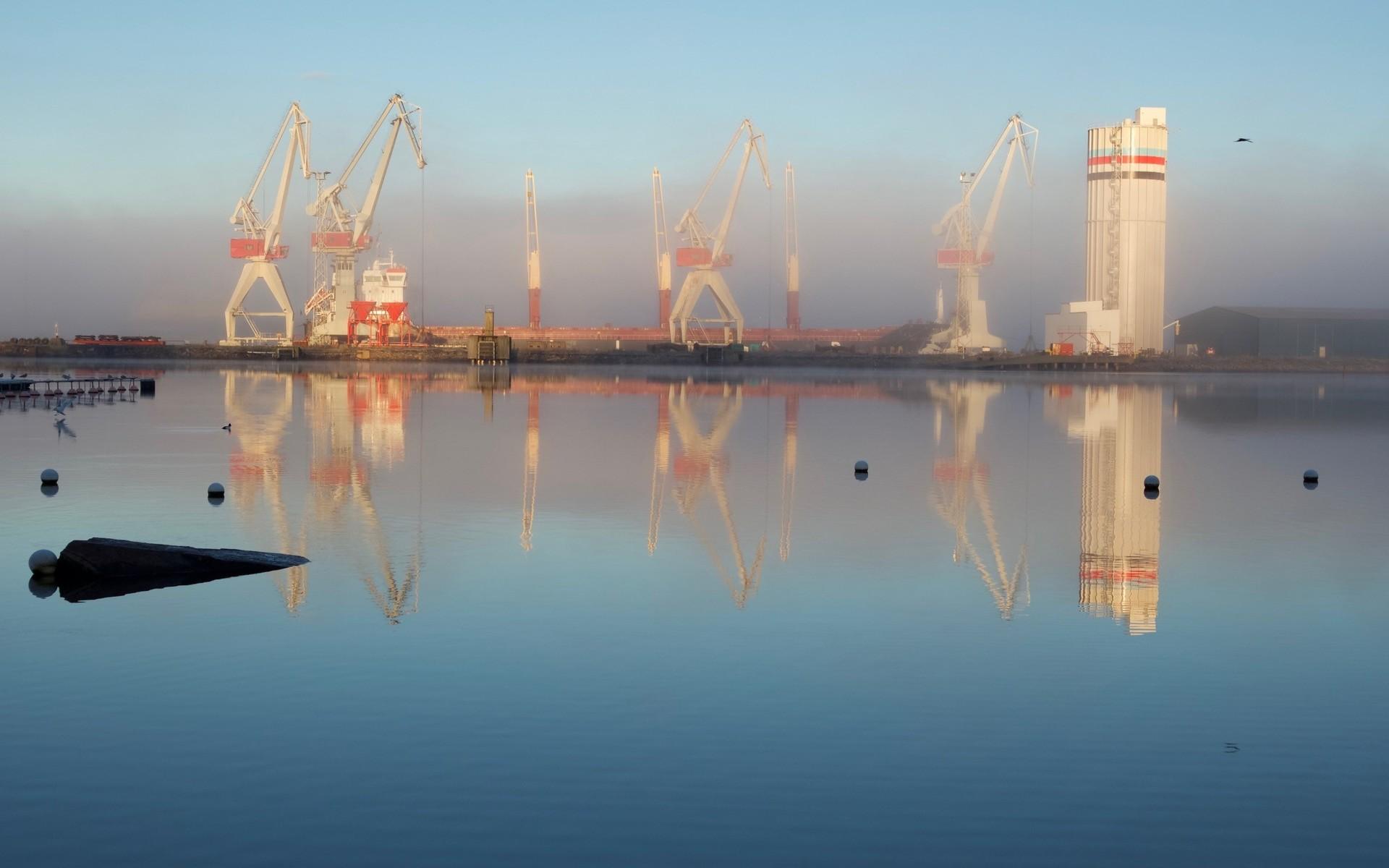 ”Bilden är tagen vid Skepsviken mot hamnen 2016, tycker den ger en bra bild över vår stad vid vattnet där industrin forfarande sätter sin prägel.”