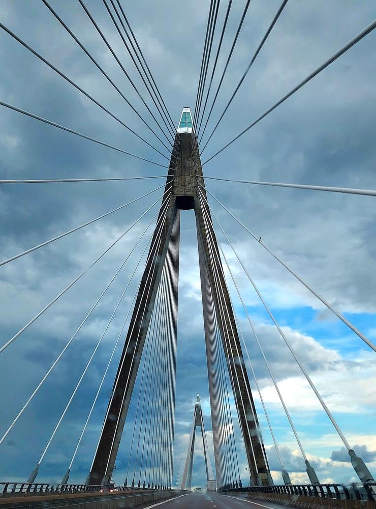 ”Bilden är tagen på passagerar sidan på väg från Ljungskile till Kungshamn. Uddevallabron är den vackraste av alla broar i Sverige, speciellt kvällstid.”