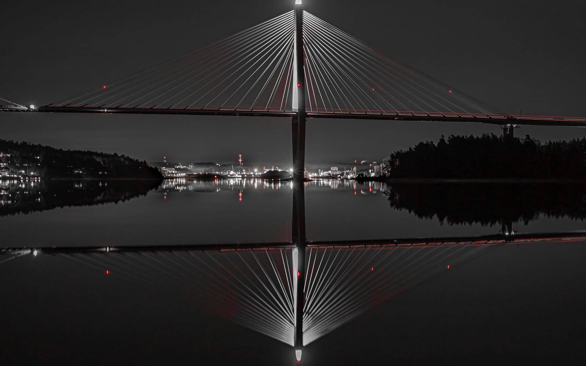 ”Här kommer mitt bidrag i tävlingen. Den är tagen från utloppet av Byfjorden med våran vackra bro som inramar innerstaden. Det är ju lätt att vara fotograf med så vackra föremål.”