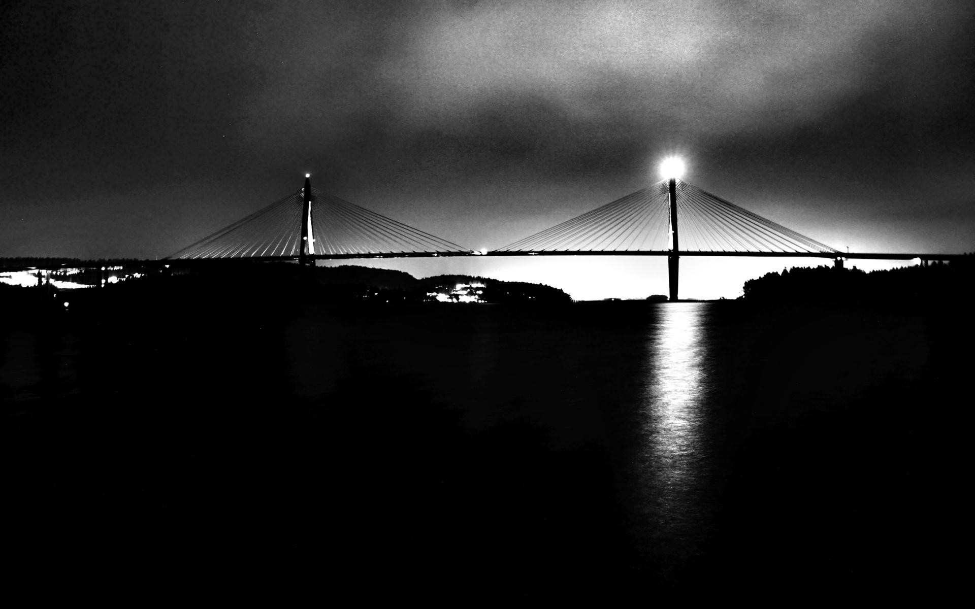 ”En bild från skärets brygga 26/1 -22 där vi ser uddevallabron en rå och blåsig vinterkväll.”