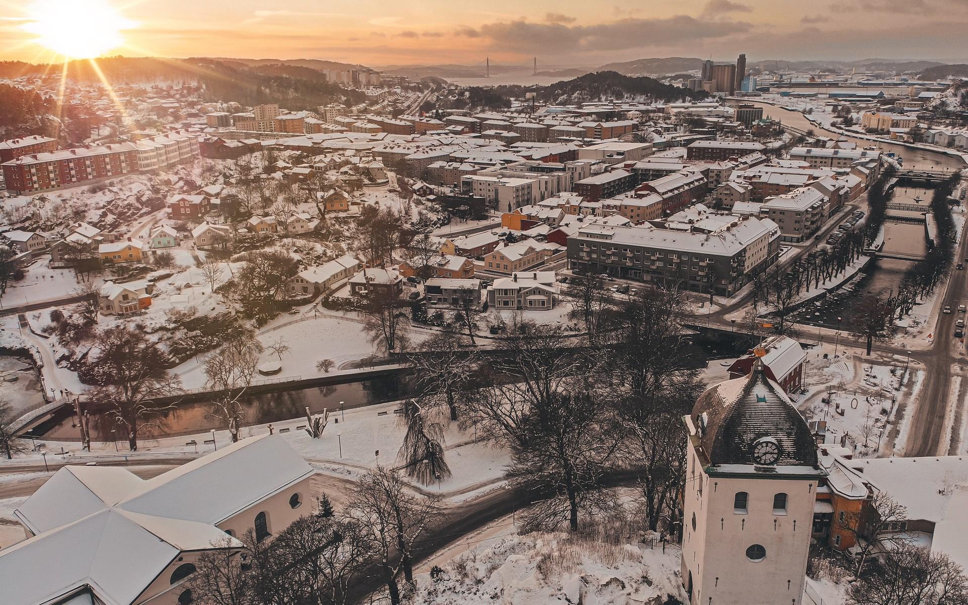 ”På min bild över Uddevalla ser man klocktornet som symboliserar staden, de julpyntade gatorna nedanför och bron i horisonten. Bild tagen december -21.”