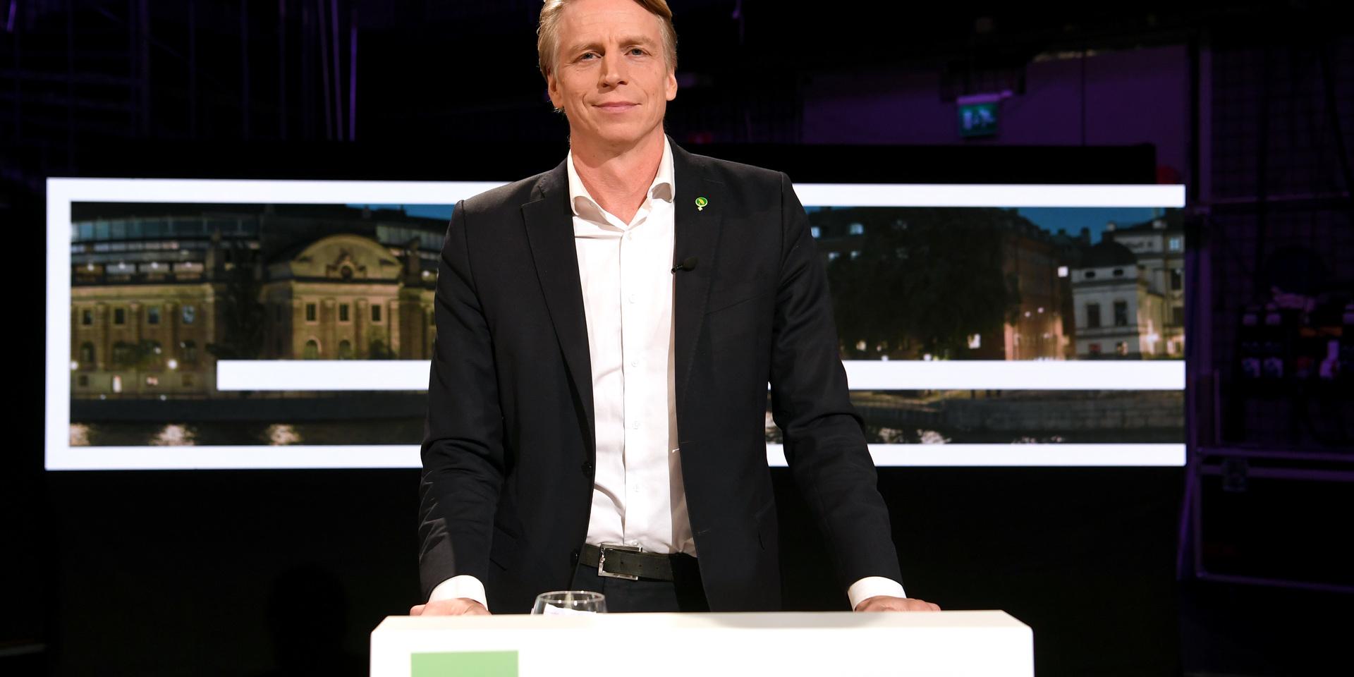 Miljöpartiets språkrör Per Bolund (MP) borde använda mer grönt och mindre brunt, tycker debattören.