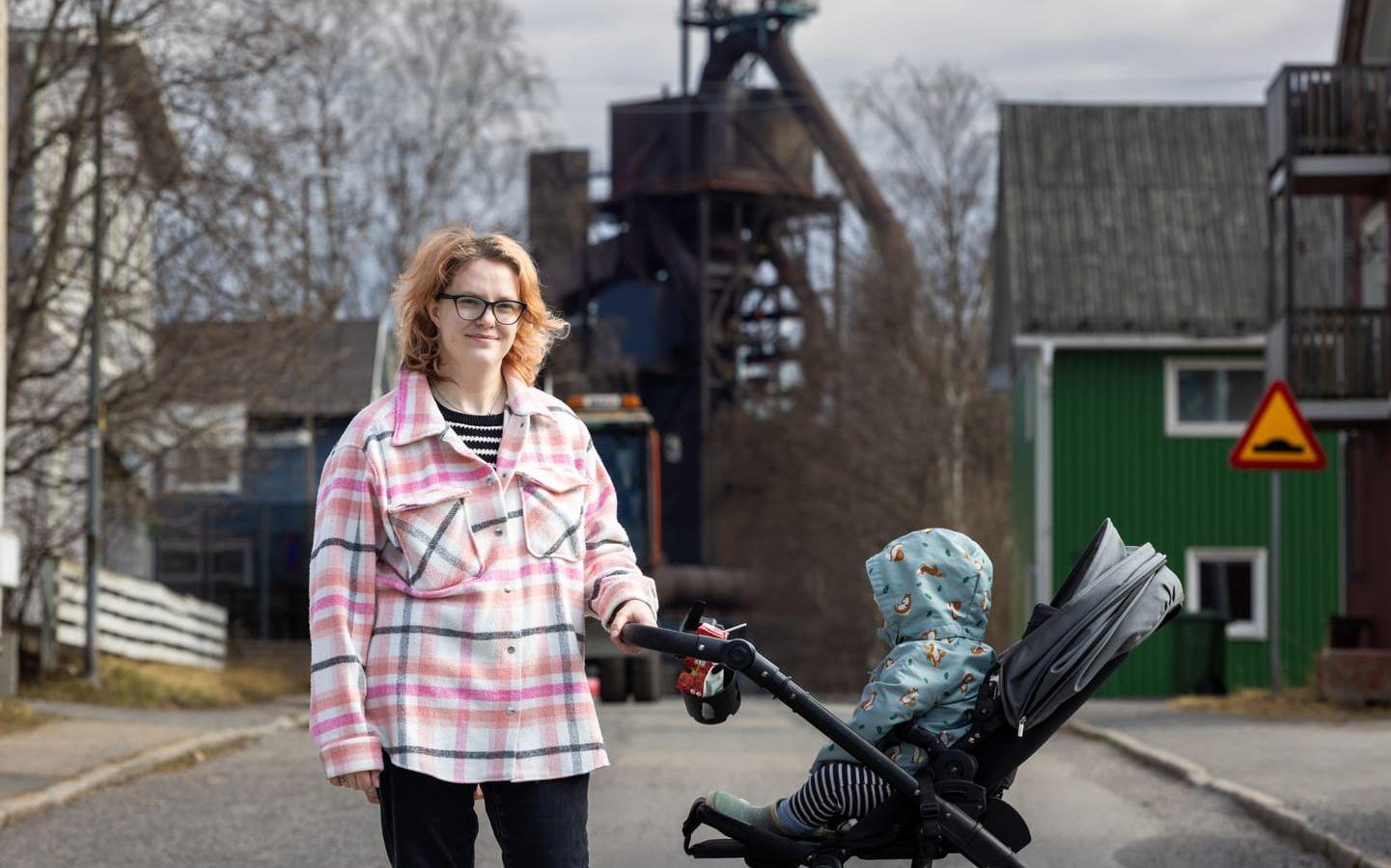 Mimmi Lindfors Åknert, med sonen Gunnar, bor i Svartöstaden nära SSAB:s område där arbetare blivit sjuka. "Jag är väl inte direkt orolig", säger hon.  