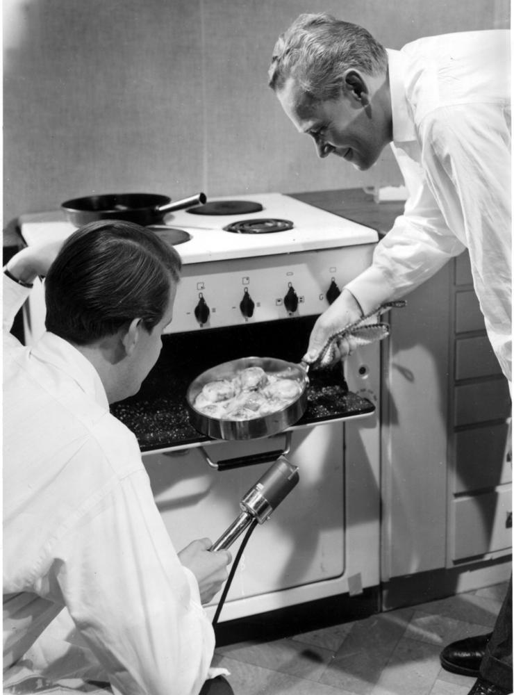 På bilden ses Tore Wretman (th) och Folke Olhagen, trolla fram en vardagsrätt i husmorsfilmen ost i matlagning.