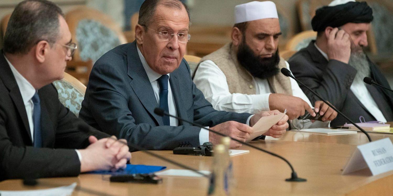 Ryssland utrikesminister Sergej Lavrov med talibanföreträdare vid fredskonferensen i Moskva.
