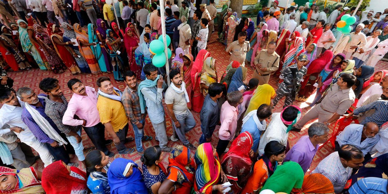 Indier står i kö för att rösta i Varanasi på det utdragna parlamentsvalets sista dag i söndags.