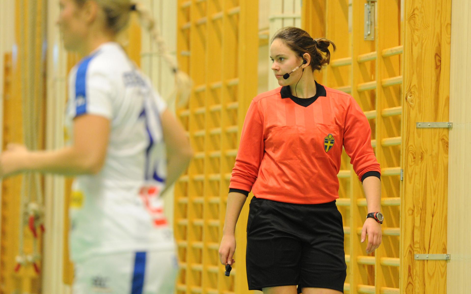 Linnea Samuelsson från Uddevalla dömer både futsal och fotboll. 