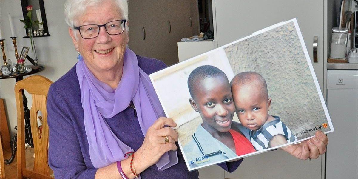 Skyddslingar. Det äldre barnet på fotot Maud Hagelberg håller är 15-åriga Florence. ”Via vårt Ugandaprojekt betalar vi för henne skolgång. Florence är bäst i klassen bland 107 elever och siktar på att bli läkare”, säger Maud.