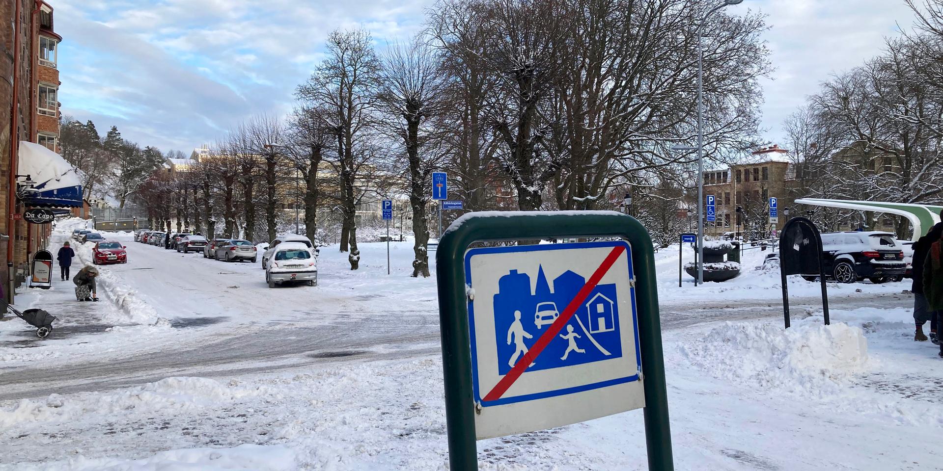 Den här skylten på Torggatan syns inte för de som kommer från vänster på Kilbäcksgatan. 