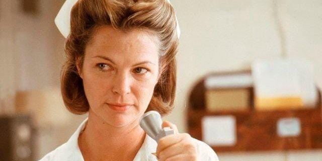 Institutionschef. Nurse Ratched i filmen Gökboet styrde med mediciner och tvångströja.