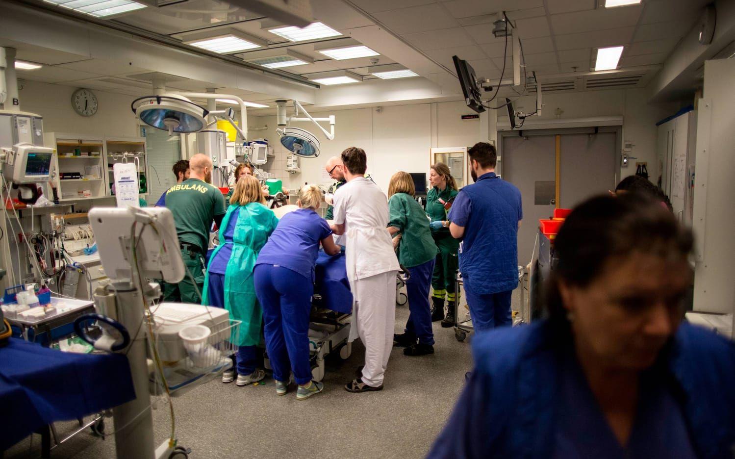 Kraftsamling. En patient kommer in till akuten. Traumarummet står redo. Bild:Björn Larsson Rosvall
