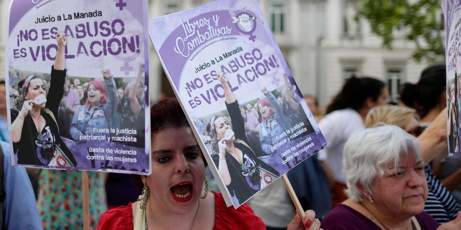Kvinnor utanför högsta domstolen i Madrid på fredagen. "Det är inte sexuellt utnyttjande, det är våldtäkt", står det på plakaten. Och domen i det uppmärksammade Pamplona-fallet gick deras väg.