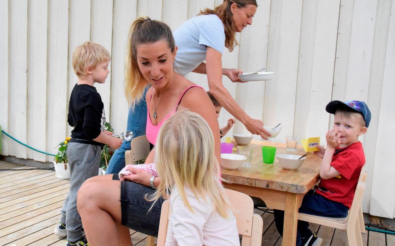 Utomhuspedagogik är en viktig del på förskolan som Kristel Detlefsen startade förra året. Här äter barnen utomhus så ofta det går. Foto: Malin Rindvik