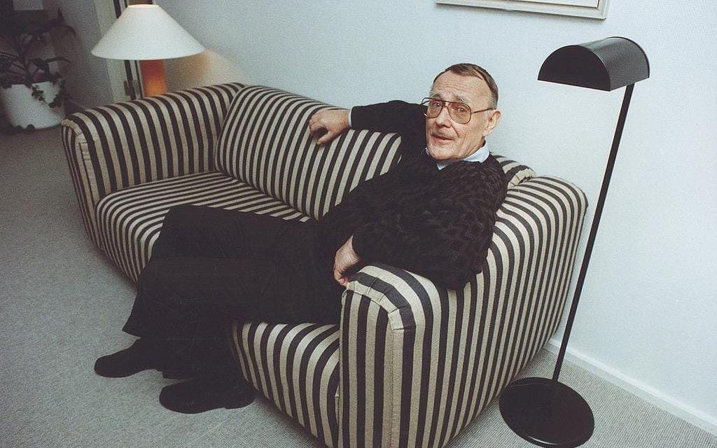 1988, Ikeas produkter får sina namn från olika ordgrupper, här sitter Ingvar Kamprad i en Klippan-soffa.