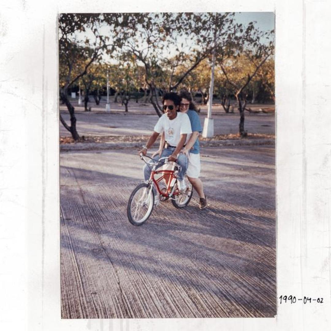 På omslaget för newkids nya singel ”Aldrig haft något annat val” är det en bild på hans mamma och pappa som inspirerat honom till att skriva låten.