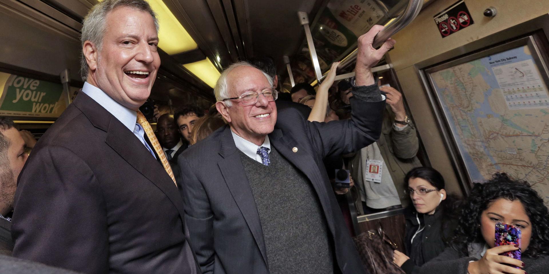 New Yorks borgmästare Bill de Blasio (tv) och senatorn Bernie Sanders har kampanjat tillsammans tidigare. Här åker de tunnelbana ihop inför borgmästarvalet i New York hösten 2017. 