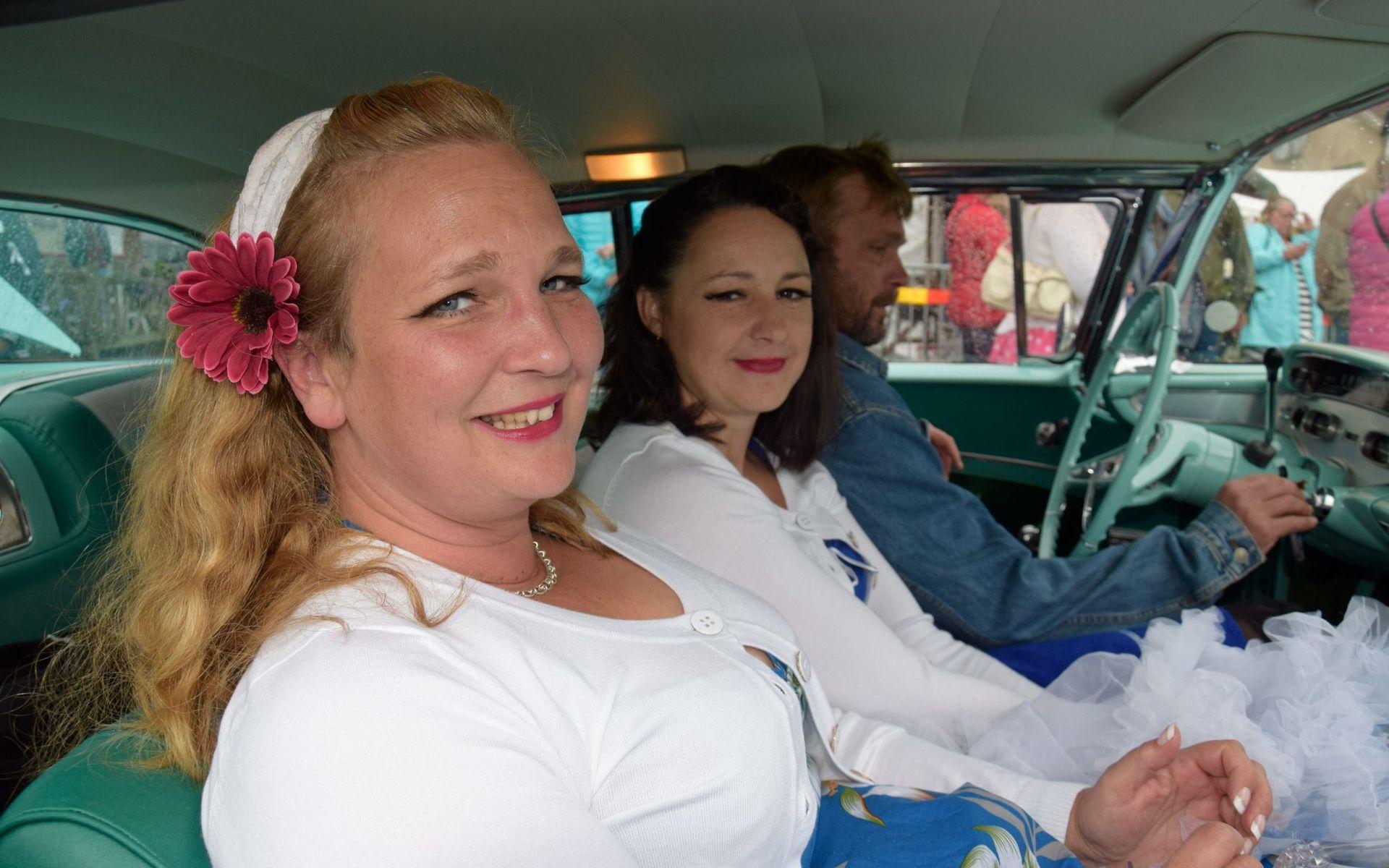 Britta Hajum och Gabi Andersson trivs i sin Impala under cruisingen 2016.
