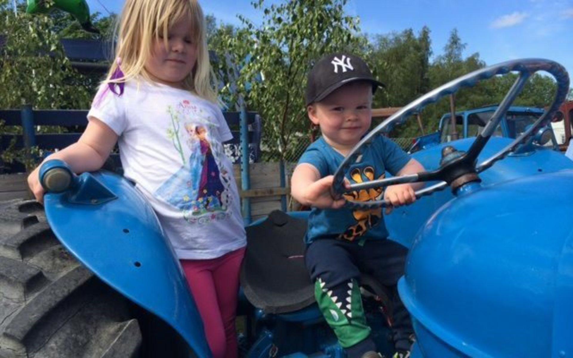 Melanie och Vincent Bjurström väntar på att fåse traktorrallyt. Runt 300 kom till Sörbygdsdagarna i Hedekas 2015.