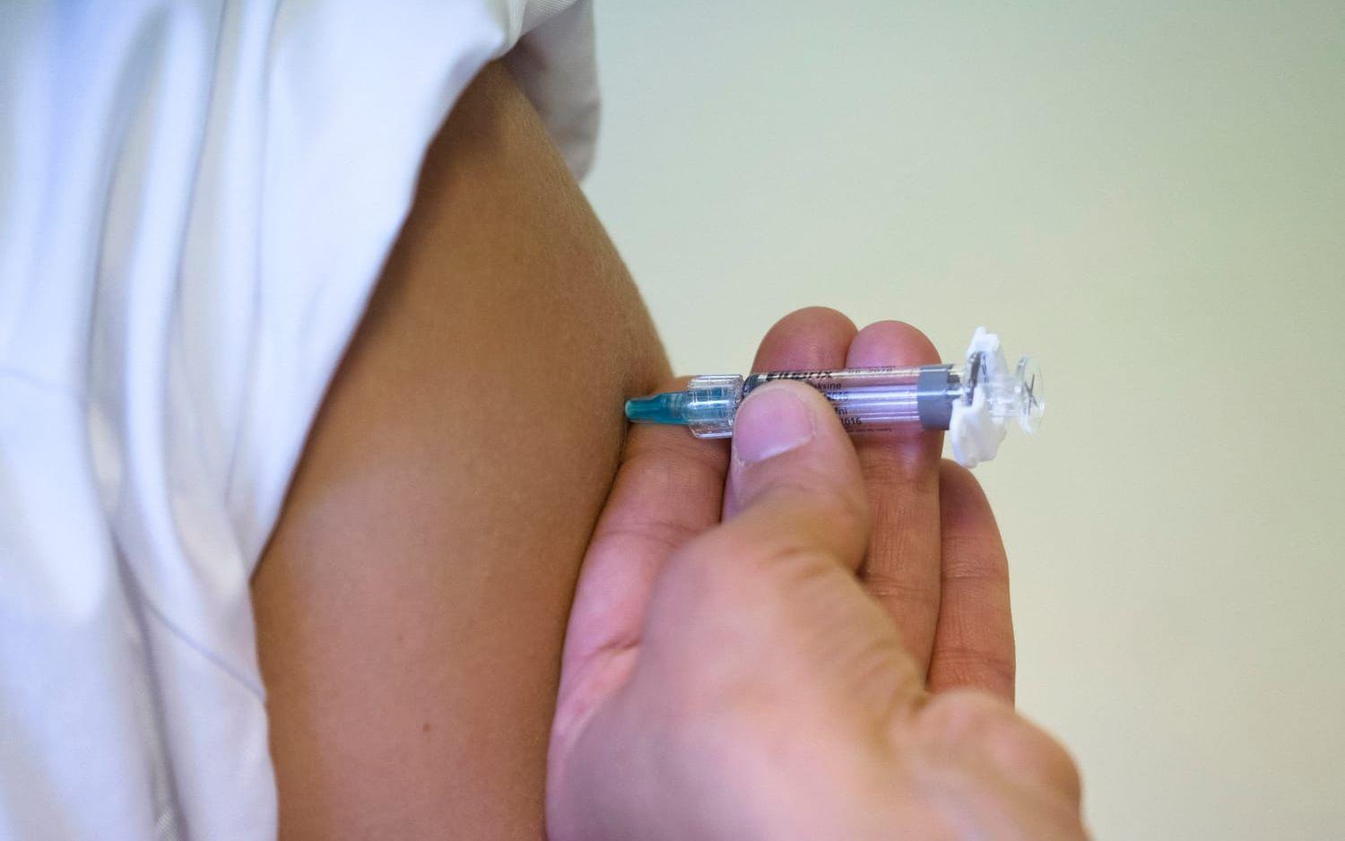 Gravida, personer över 65 och personer med andra sjukdomar eller nedsatt immunförsvar rekommenderas att vaccinera sig mot influensa. Bild: TT