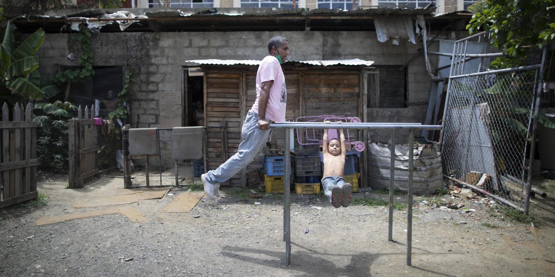 En man och ett barn tränar i Caracas i Venezuela. Arkivbild.
