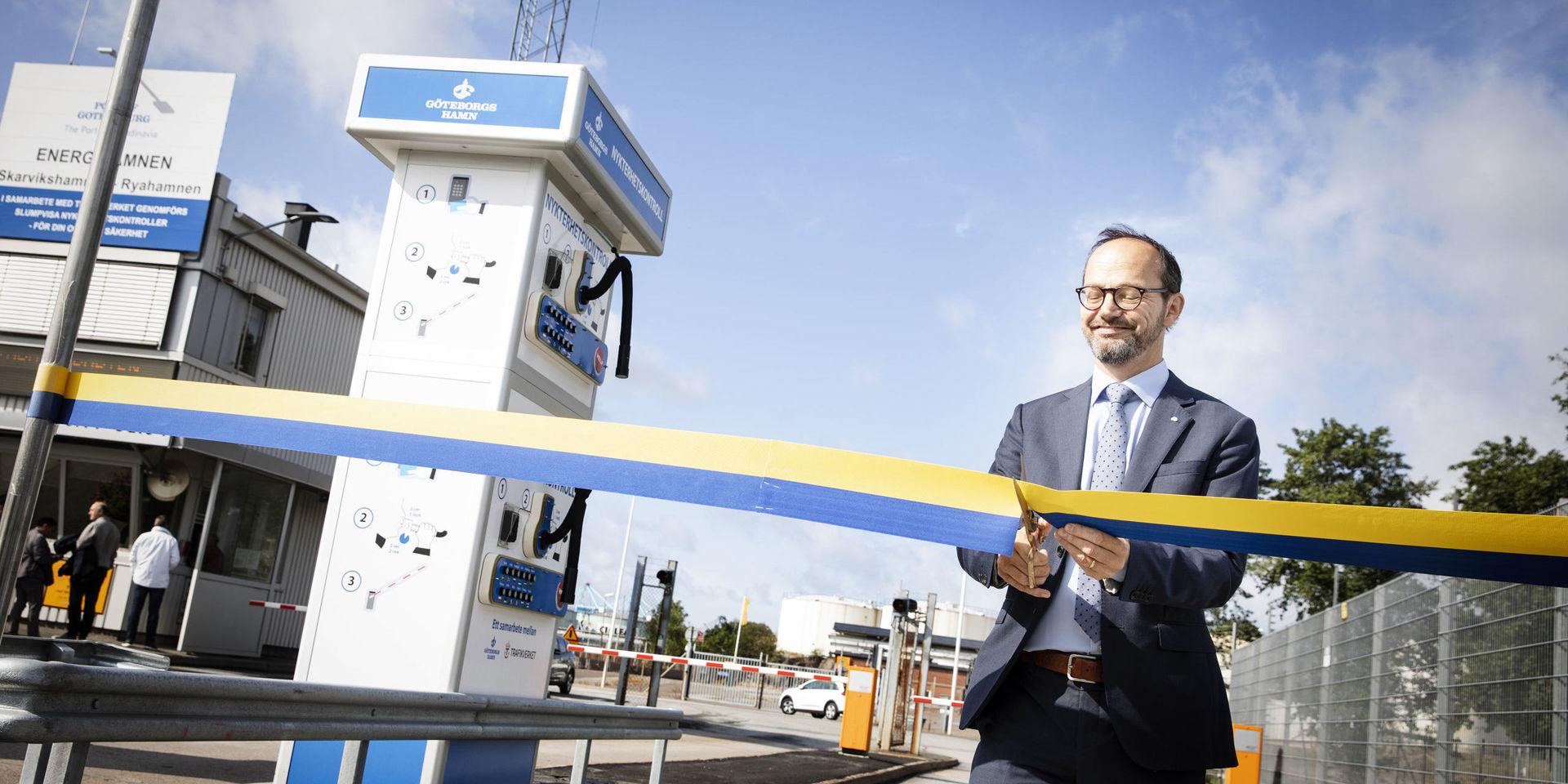 Infrastrukturminister Tomas Eneroth vid invigningen av Göteborgs hamns första alkobom vid Energihamnen. 