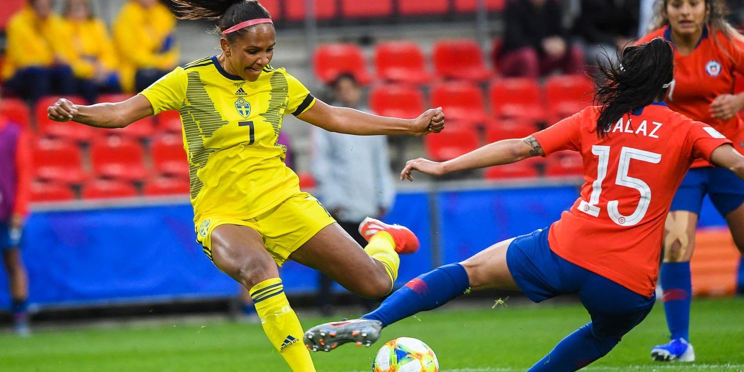 Madelen Janogy skjuter 2–0 för Sverige i VM-premiären mot Chile.