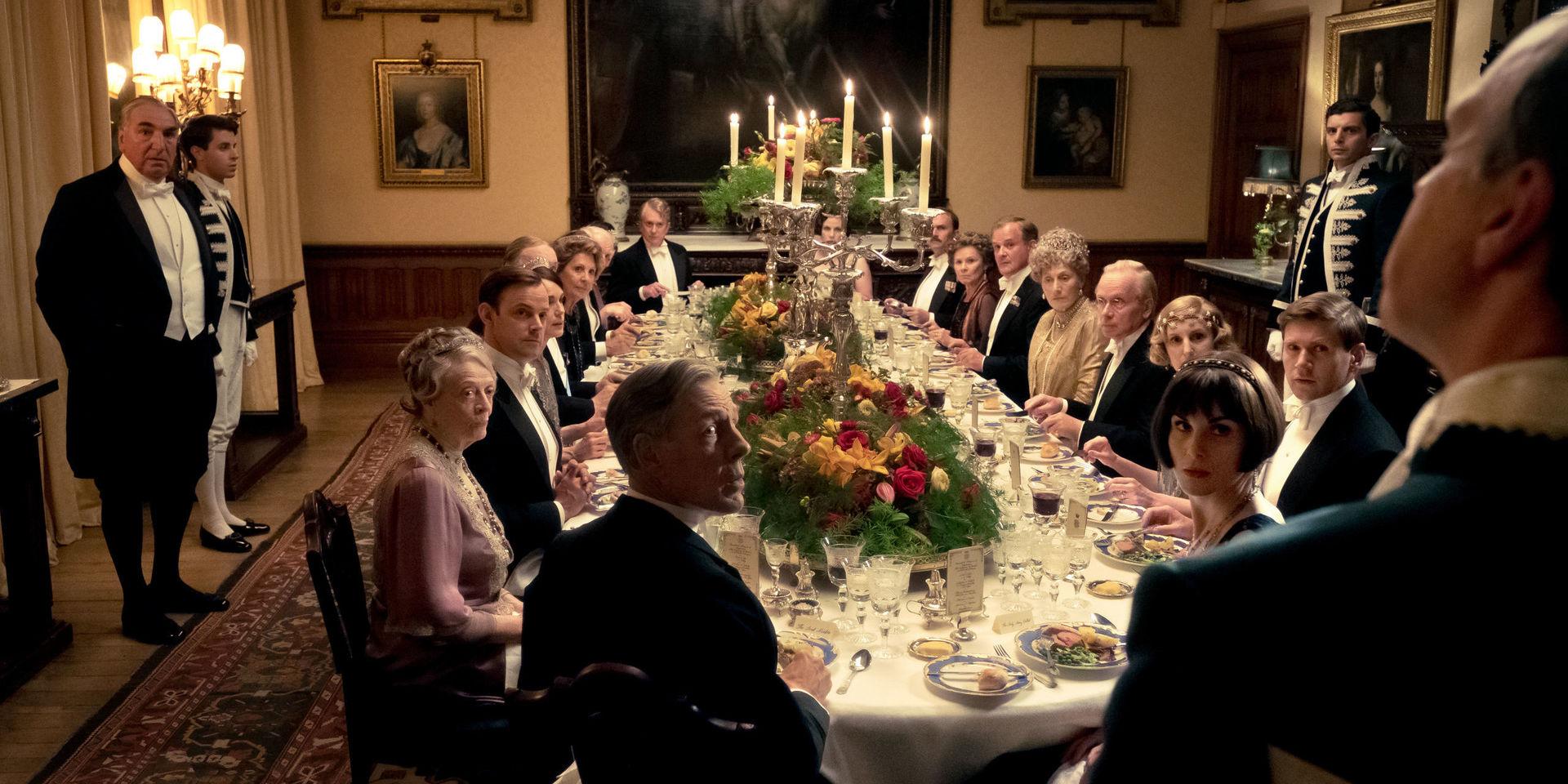 Kungen och drottningen kommer på besök till Downton Abbey. Frågan är vilka som är mest uppspelta, herrskapet eller tjänstefolket? Pressbild. 