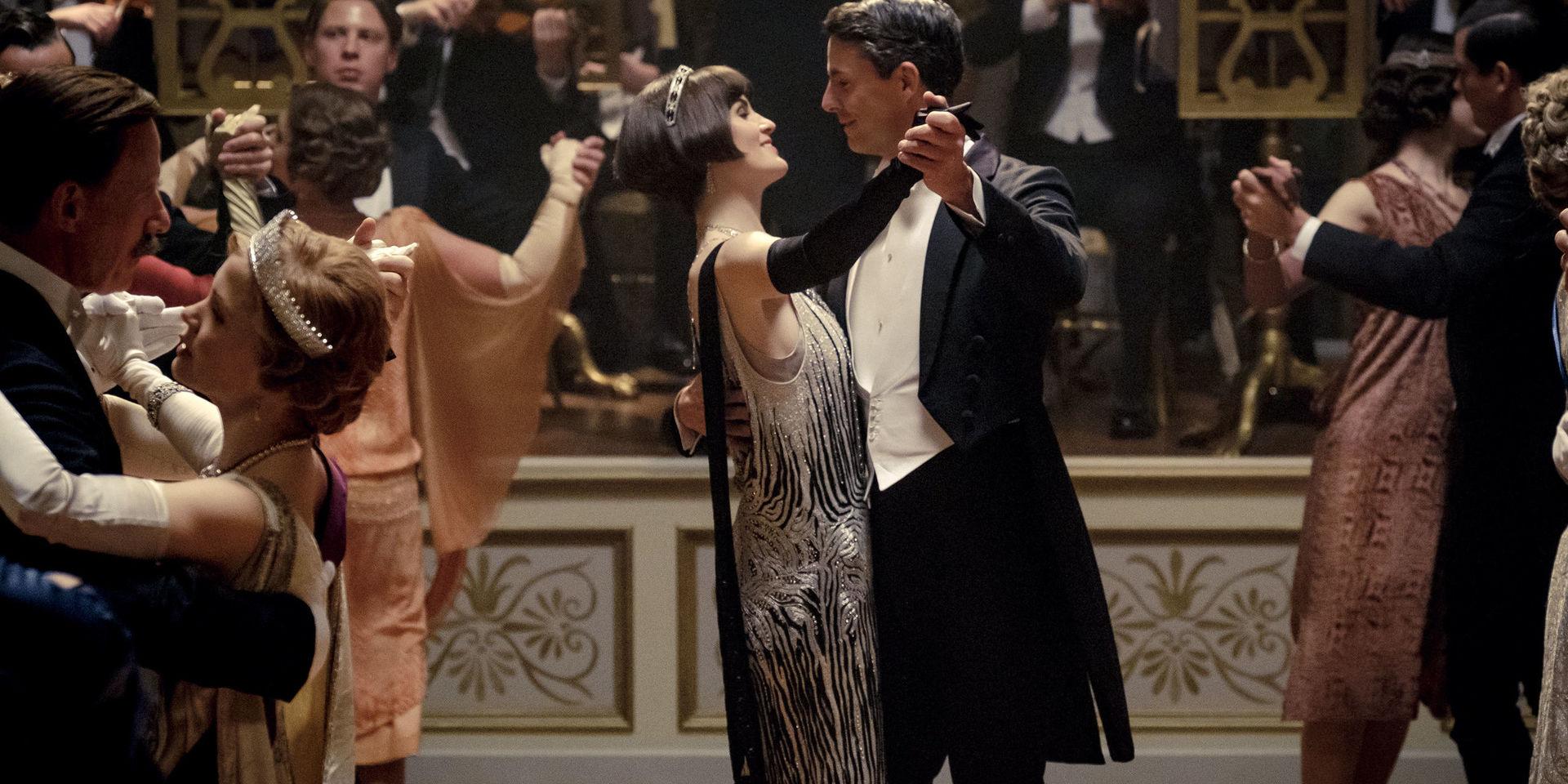 Ansvaret för Downton Abbey vilar tungt på Lady Marys (Michelle Dockery) axlar. Tur att det går att pigga upp sig med en välgörande bal. Pressbild. 