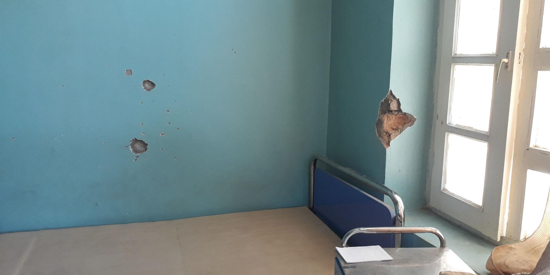 Kulhål i väggarna på Svenska Afghanistankommitténs klinik efter säkerhetsstyrkornas angrepp.