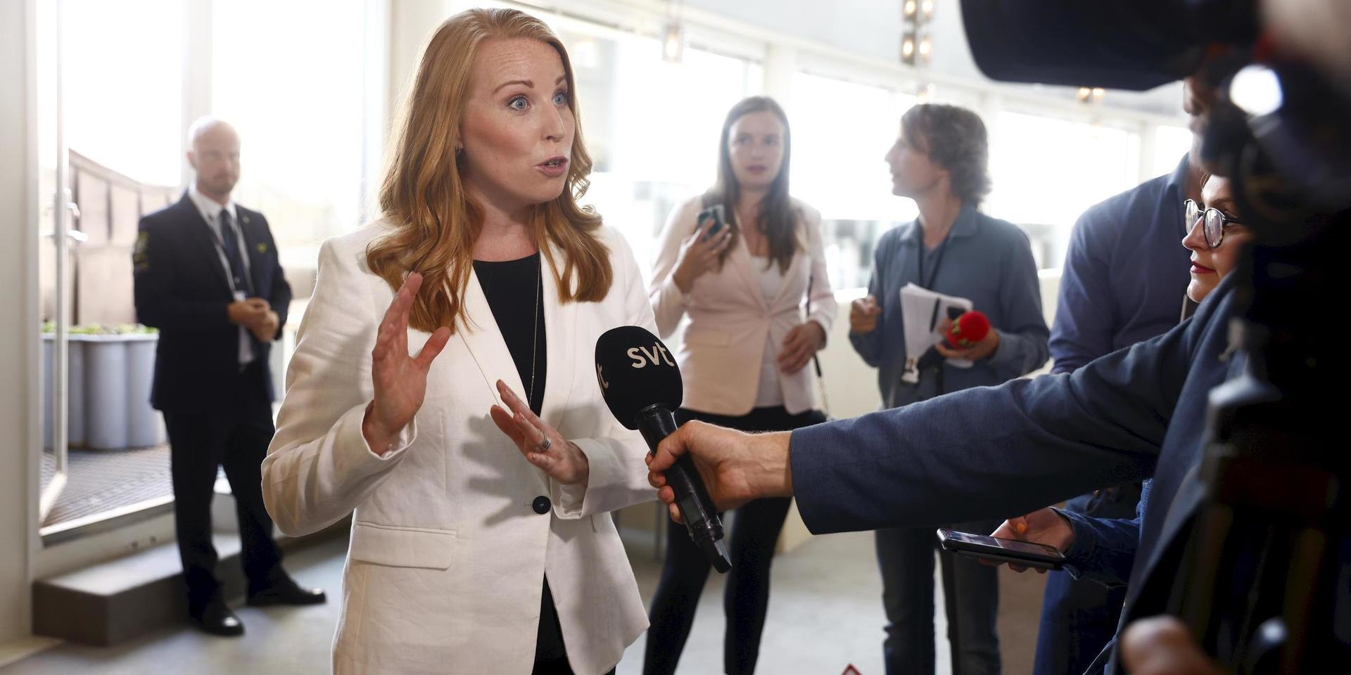 Centerpartiets partiledare Annie Lööf (C) har fått alla politiska rymningsvägar blockerade. 