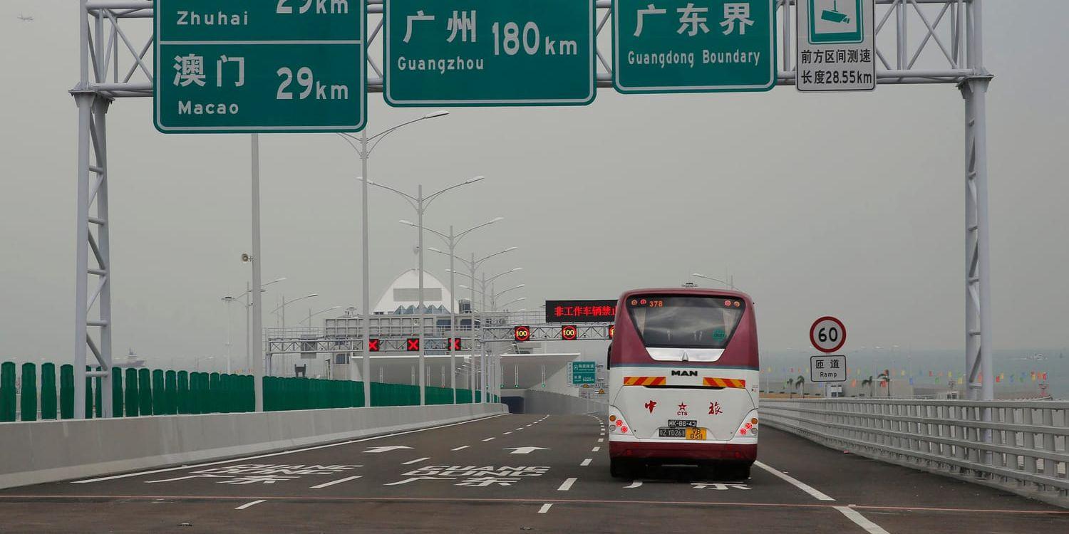 En buss kör över en bro i Kina. Arkivbild – bussen på bilden har inget med olyckan att göra.