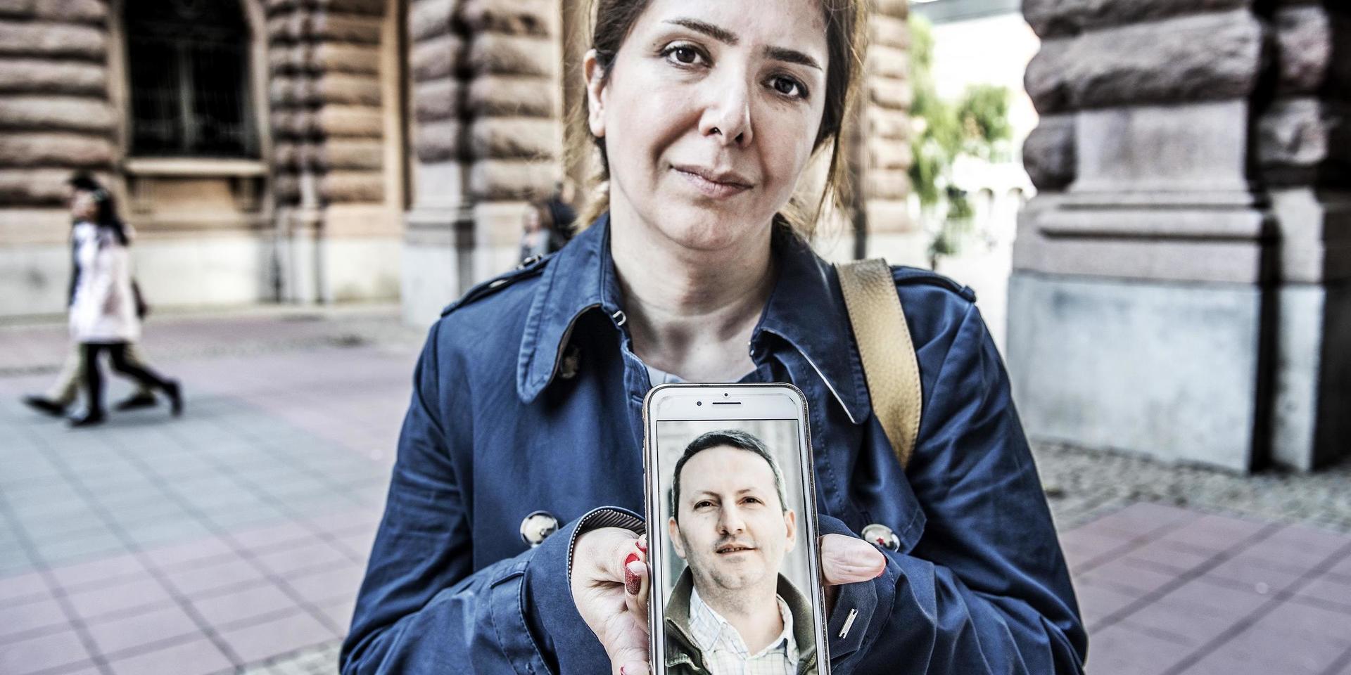 Vida Djalali, fru till den fängslade Ahmadreza Djalali, håller upp en bild på sin man.