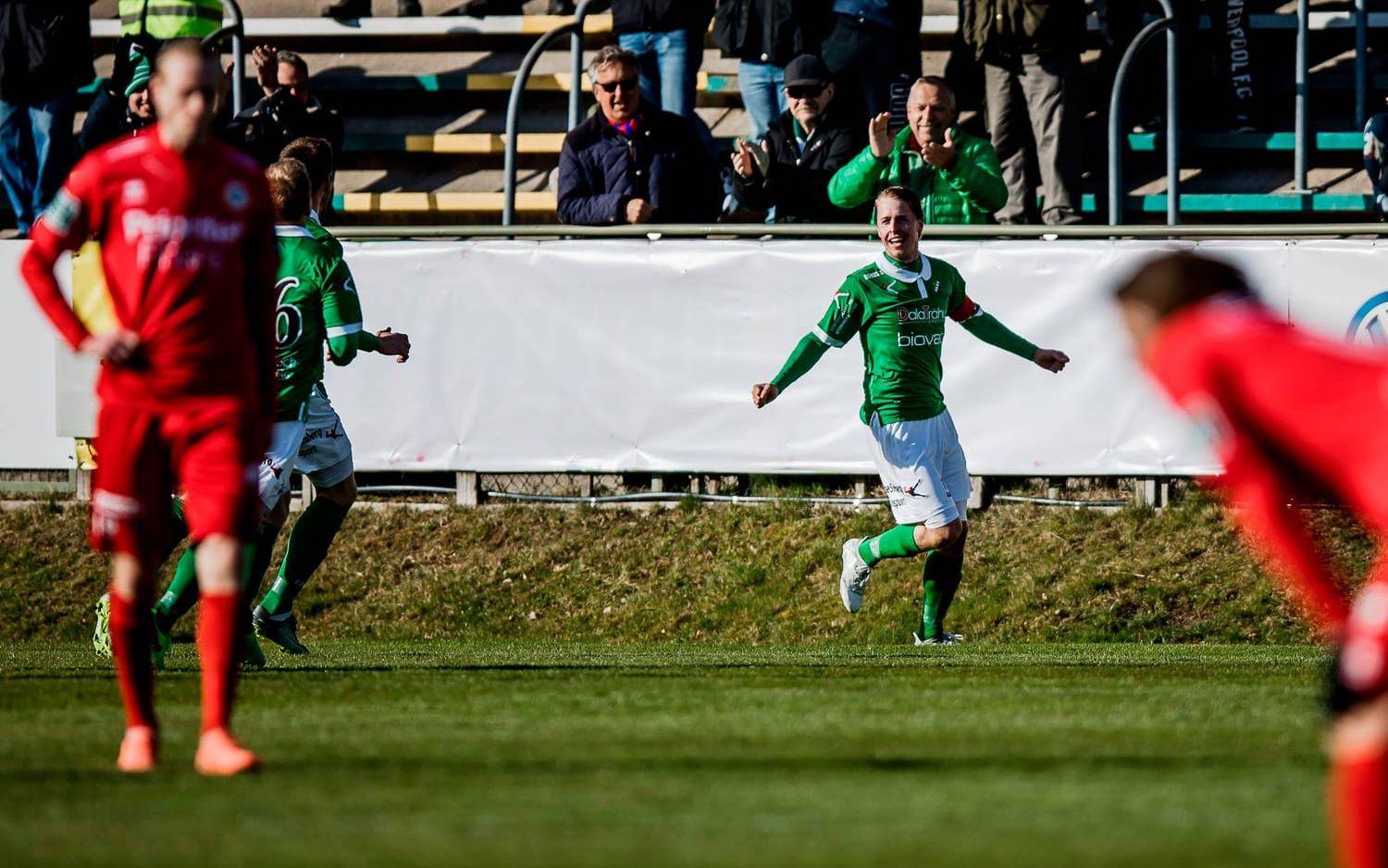 Robin Strömberg jublar efter sitt 1-0 mot Utsikten. Bild: Sebastian LaMotte