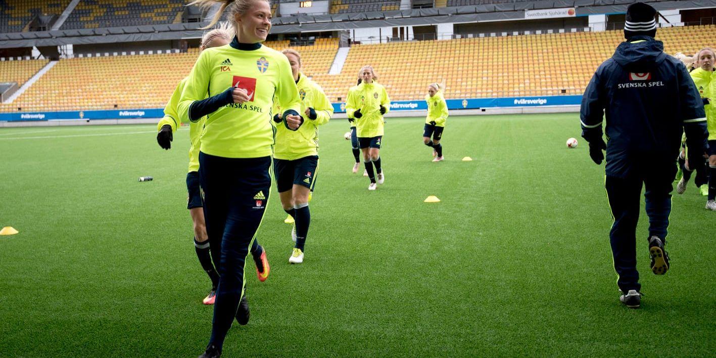 Efter att fotbollsdamer i landslaget twittrat till Uefa om att de vill spela den inställda matchen mot Danmark säger Svenska fotbollförbundet ifrån. På bilden Fridolina Rolfö.