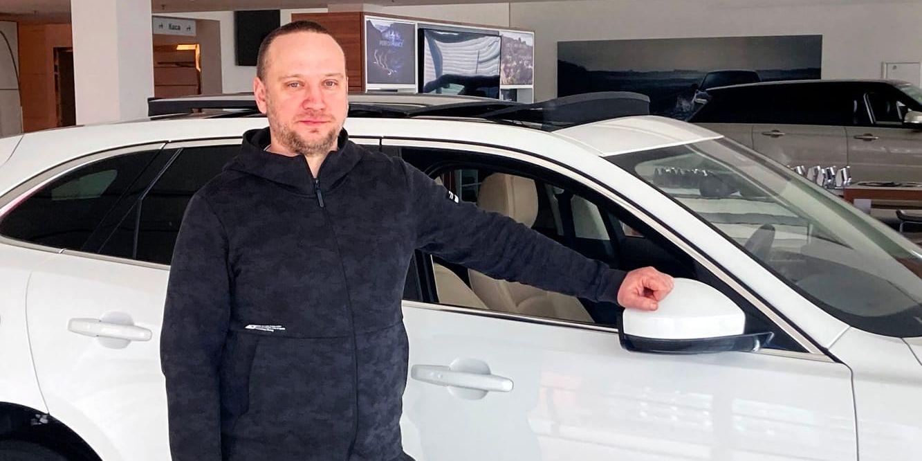 Ruljans. Nikolaj Tlustov, föreståndare för en bilhandel i Charkiv berättar att affärerna håller på att återhämta sig.