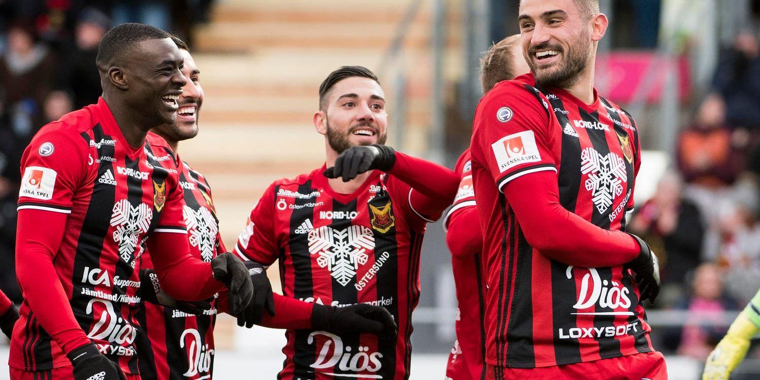 Sotirios Papagiannopoulus (till höger) och Gabriel Somi (i mitten) förlänger sina kontrakt med Östersund med en månad för att få vara med i avslutningen av Europa Leagues gruppspel.