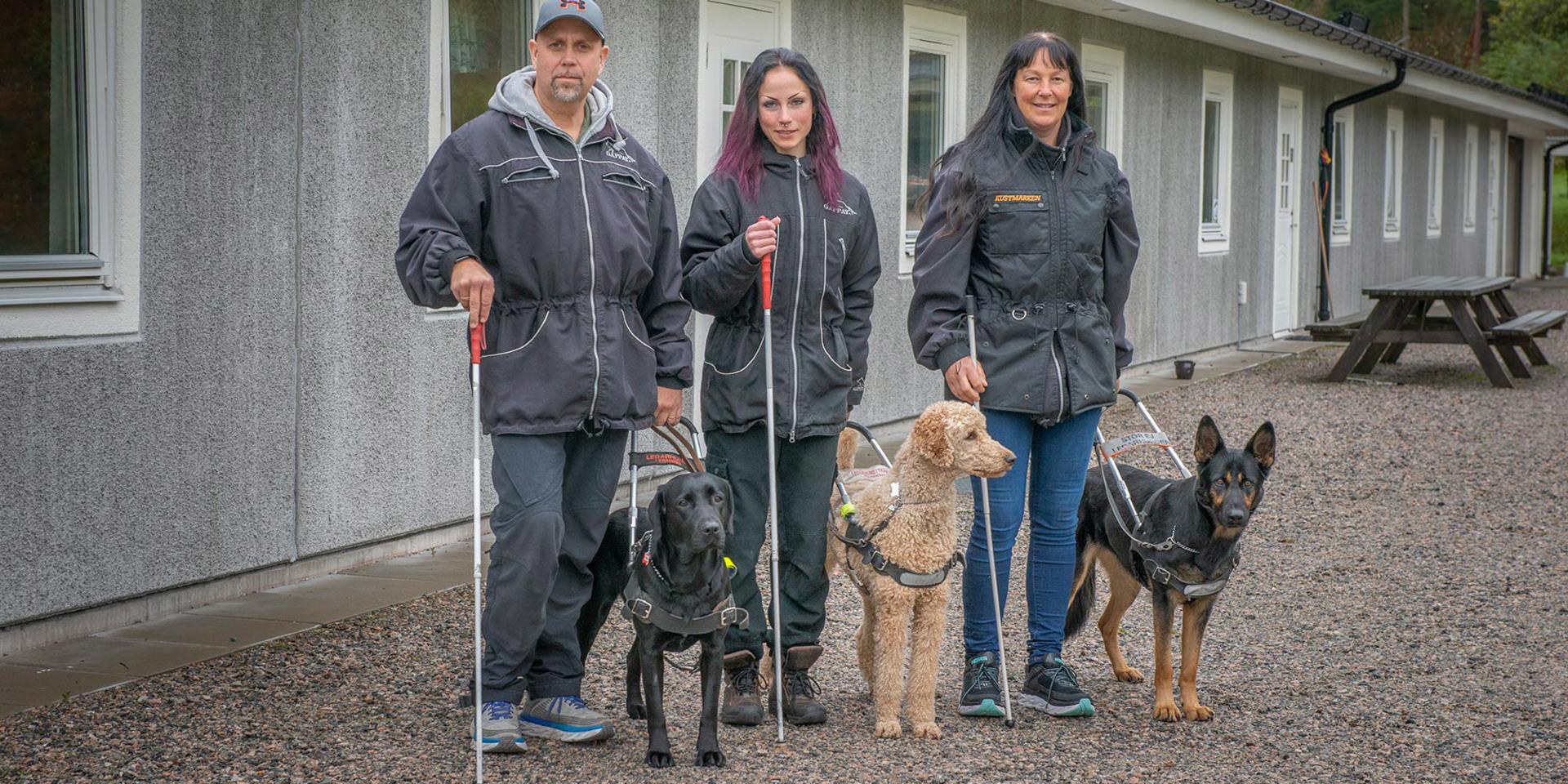 Robert och Carina Jönsson driver tillsammans med Sarah Brunius (i mitten) Kustmarkens hundtjänst. De arbetar i huvudsak med &quot;samhällsnyttiga hundar&quot; – och har producerat ett stort antal ledarhundar och polishundar.