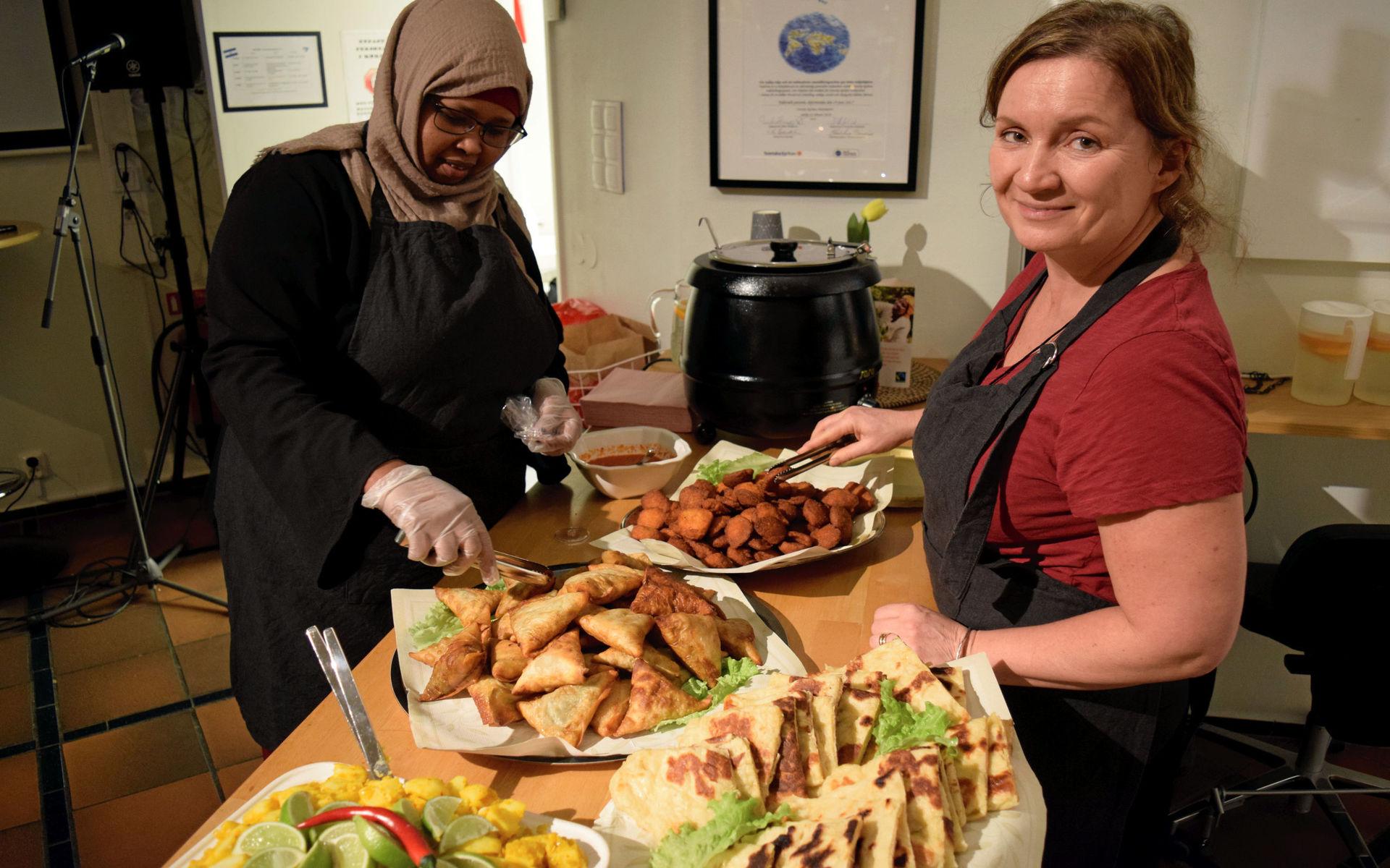 Fatima Hassan
 och Mia Hansen
 förbereder mat för gästerna. Det jobbar i projektet Café Svea som är ett arbetsintegrerande socialt företag för utrikesfödda.