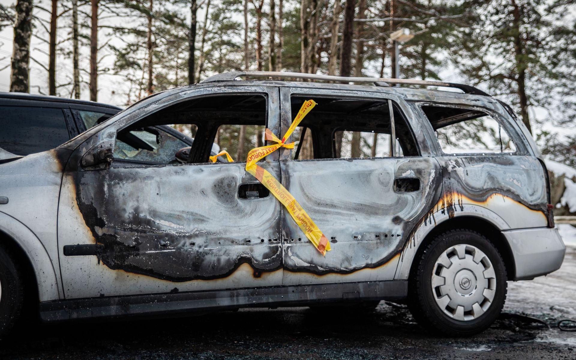 Under natten till söndagen skadades två bilar på en parkering på Dalaberg i en brand.