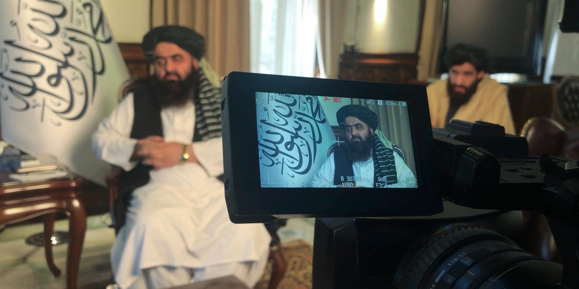 Talibanernas utrikesminister Amir Khan Muttaqi, här fotad under sin intervju med AP.