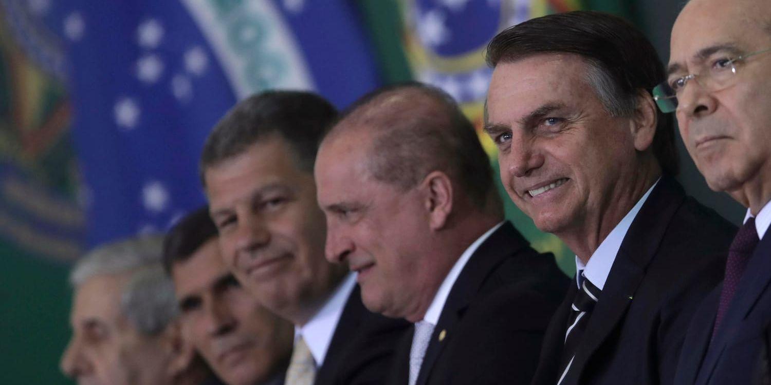 Brasiliens president Jair Bolsonaro med ett antal ministrar i hans nya regering. Arkivbild.