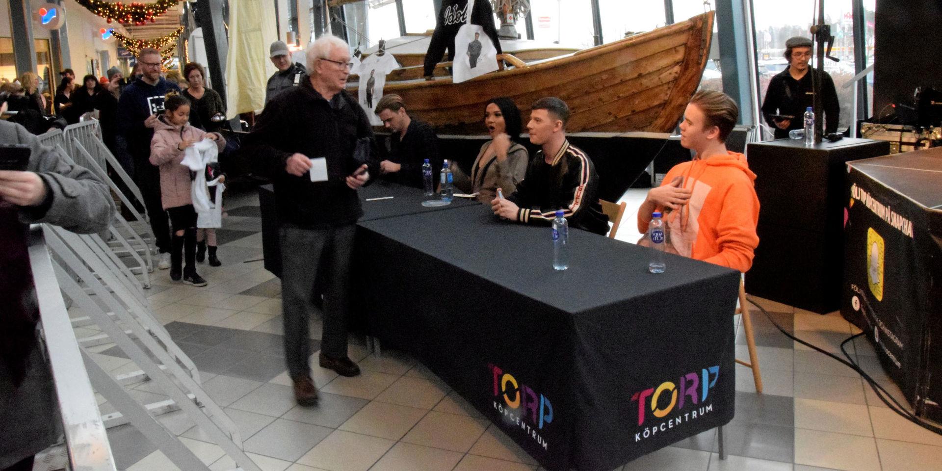 Idolerna Bragi Bergsson, Kadiatou Holm Keita, Sebastian Walldén och William Segerdahl skrev autografer efter söndagens uppträdande på Torp.