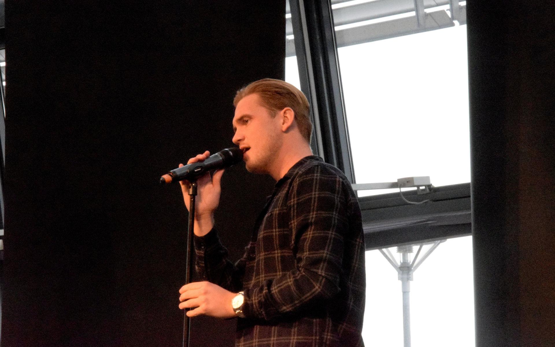 Förre Oddevoldspelaren Bragi Bergsson visade att han också kunde sjunga.